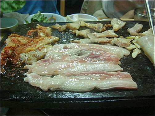 이 집 김치삼겹살의 맛은 집에서 직접 담궈 포옥 익힌 묵은 김치에 있다. 